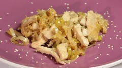 Petto di pollo porri e sesamo