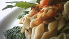 Penne al farro con tonno, pomodoro fresco e pesto di rucola