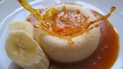 Semifreddo con banane caramellate al rhum e cocco