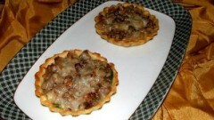 Tartellette asparagi fave e salsiccia