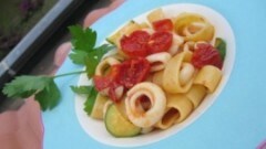 Calamarata con pomodorini confit, zucchine e calamari