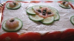 Pan di spagna salato alla mousse di salmone e gamberi
