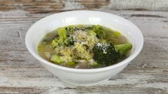 Minestra con broccoli siciliani e cipolla rossa di Tropea