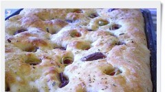 Focaccia con olive verdi e nere