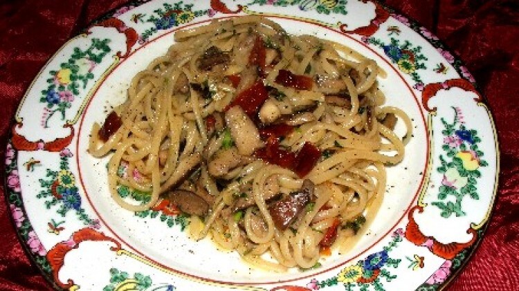 Linguine funghi pomodorini pachino secchi e barbe di finocchio