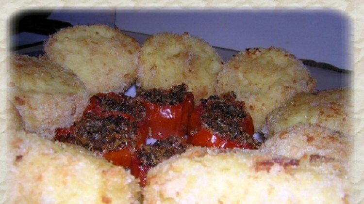 Polpette di patate e pomodorini ripieni al forno