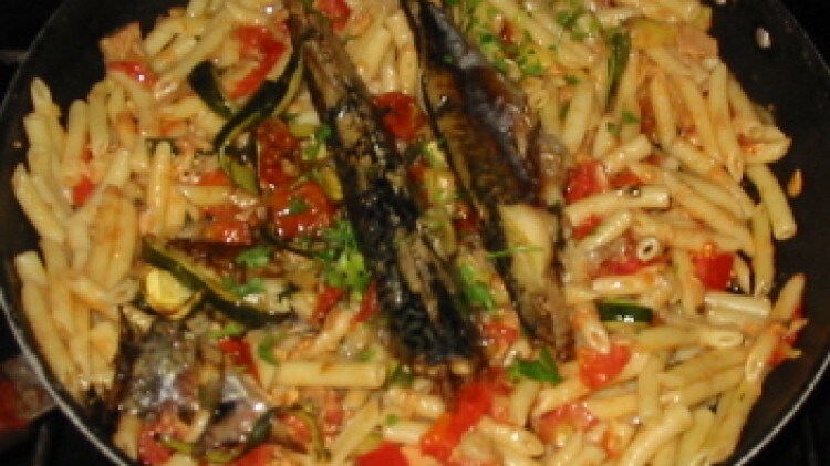 Maccheroncini allo sgombro e tonno