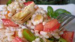 Insalata di orzo perlato con pomodori e carciofini
