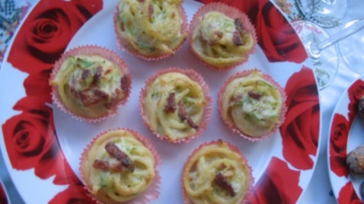 Nidi di bucatini con pancetta affumicata croccante e julienne di zucchine