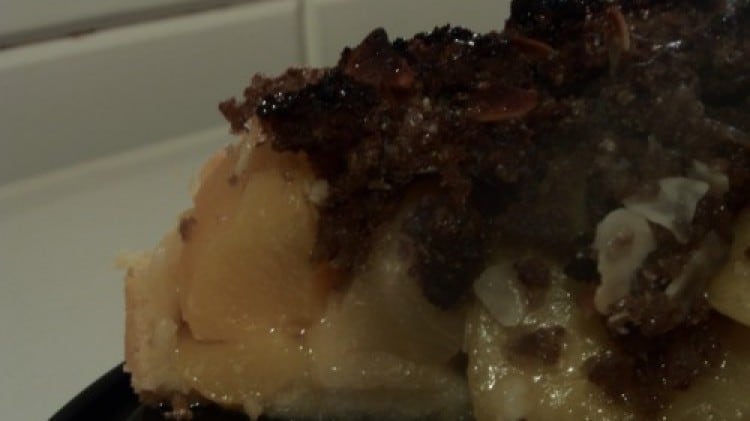 Crostata di pesche e pane nero