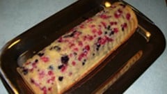 Plum cake alla panna e frutti di bosco