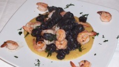 Gnocchi neri su gamberi con crema di ceci