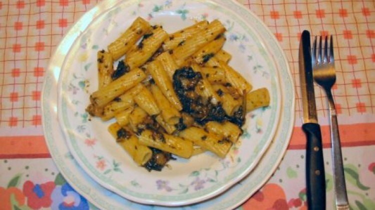 Pasta, cavoli e olive nere