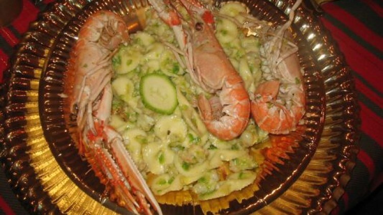 Farfalle al ragù di scampi e zucchine con burro al tartufo