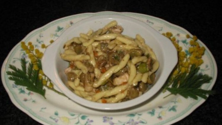 Strozzapreti al ragù di coniglio fave fresche e pecorino