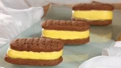 Biscotto con gelato alla vaniglia