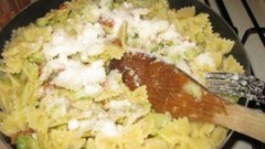 Farfalle con broccolo verde e pancetta