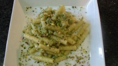 Sedani al pesto con mandorle e pistacchi.