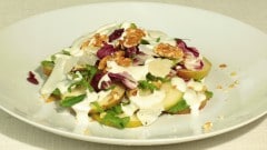 Insalata pere e noci con salsa al gorgonzola