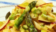 Tagliatelle agli asparagi, mele e noci