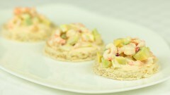 Crostini con salsa rosa, gamberi e avocado