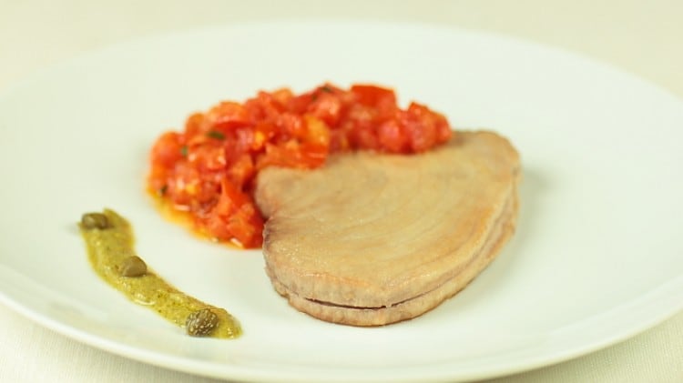 Tonno al pomodoro con salsa di capperi