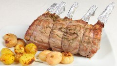 Carrè di vitello con patate e cipolline