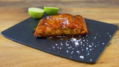 Salmone alla griglia glassato al miele e lime