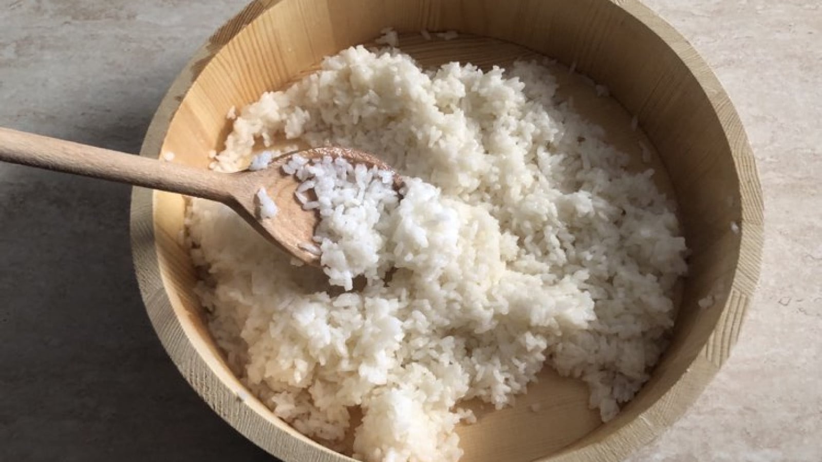 Come cucinare in casa il riso per sushi, ricetta base perfetta