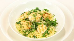 Capelli d'angelo con aglio, capesante e rucola