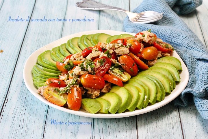 Insalata di avocado con tonno e pomodorini