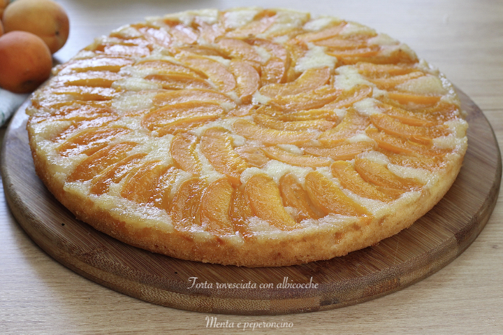 Torta rovesciata con albicocche