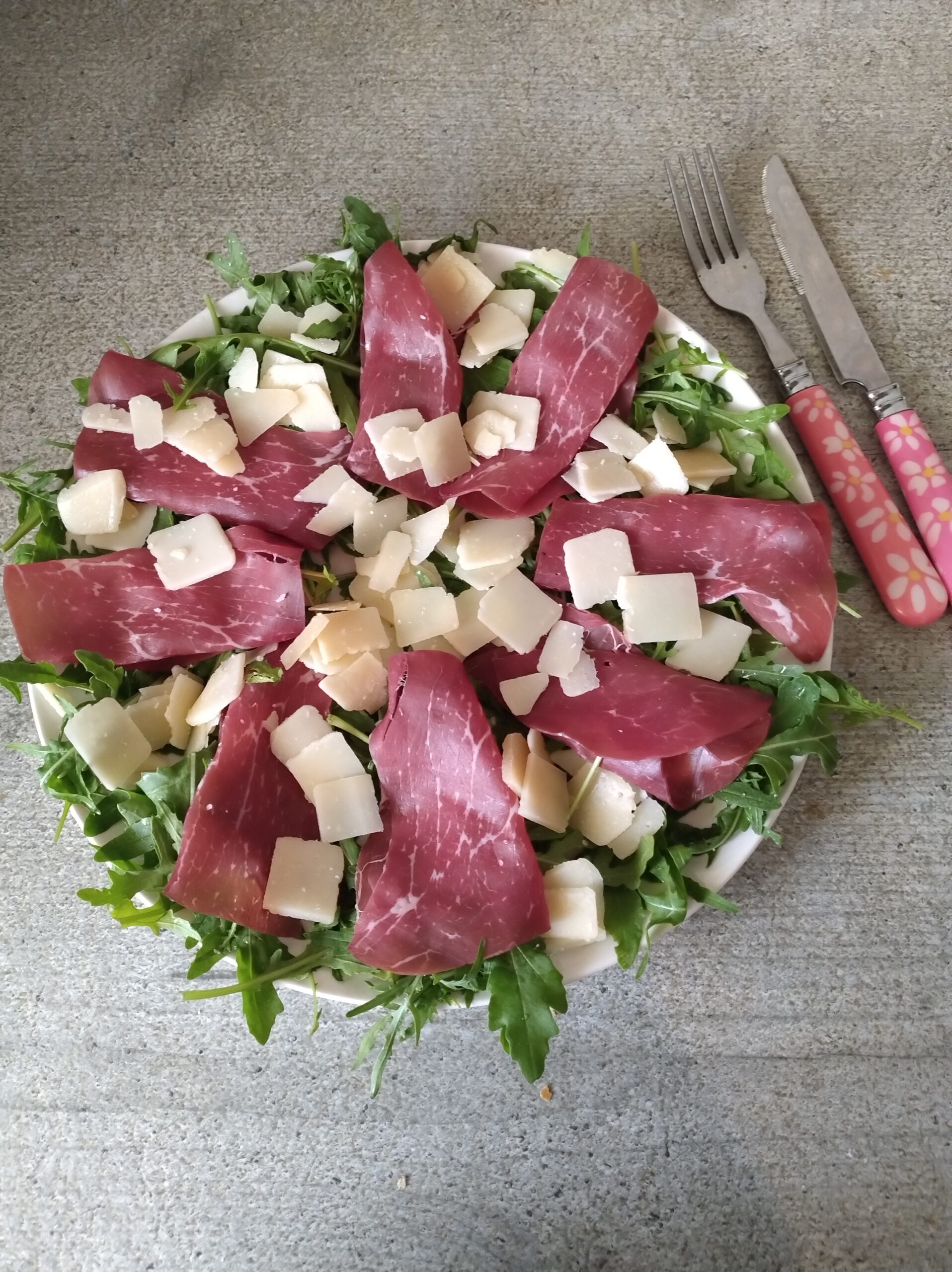 Rucola, bresaola e scaglie di grana 