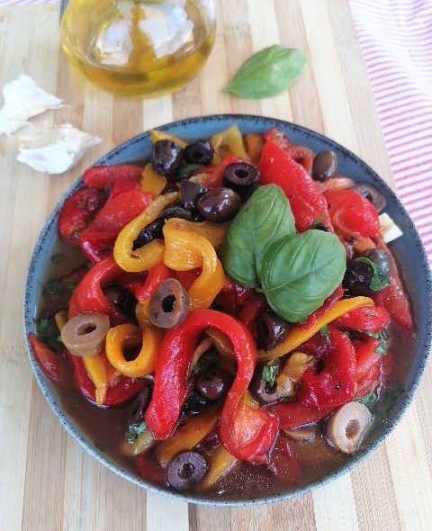 Peperoni arrostiti in friggitrice ad aria all'insalata.
