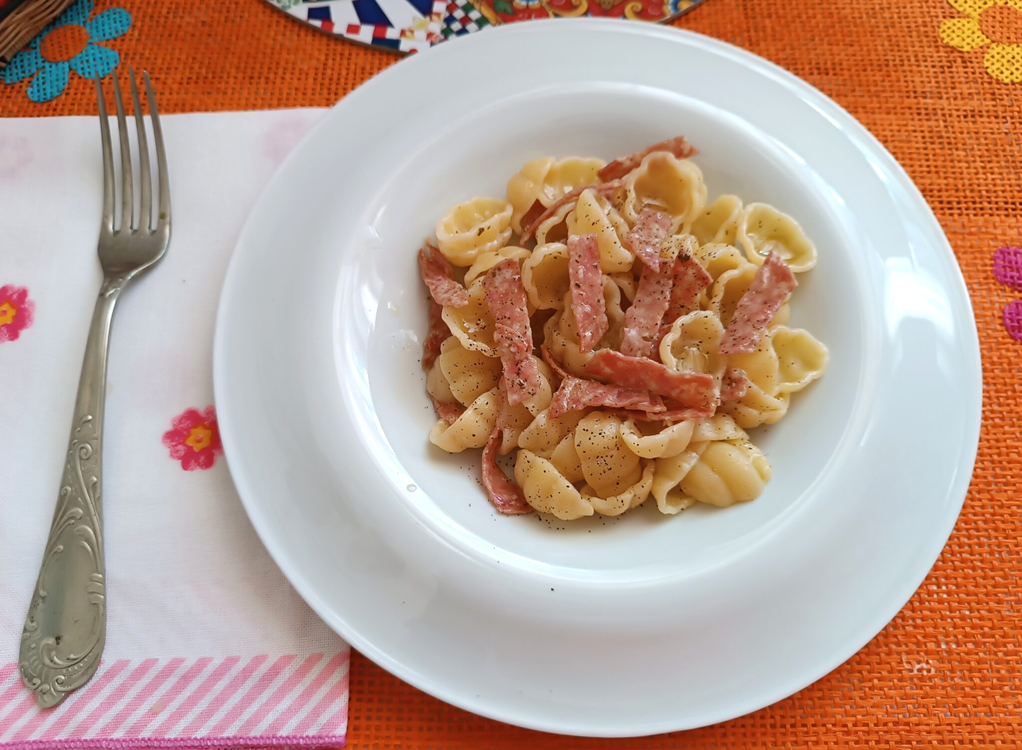 Gnocchi di pasta semplici al salame