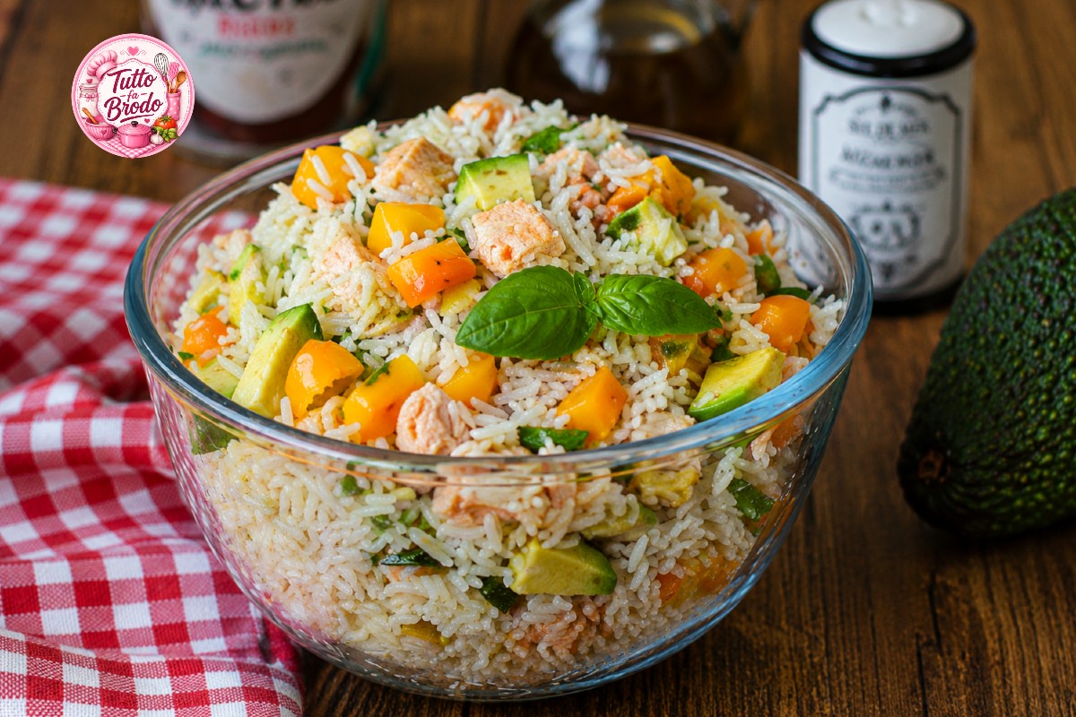 INSALATA DI RISO BASMATI con avocado Peperoni e Salmone "Ricetta Light"