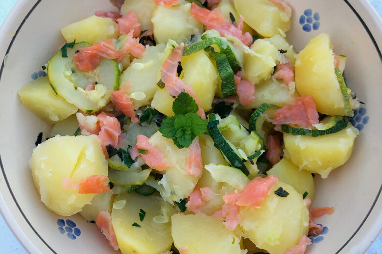 Insalata di patate lesse, zucchine grigliate e salmone affumicato