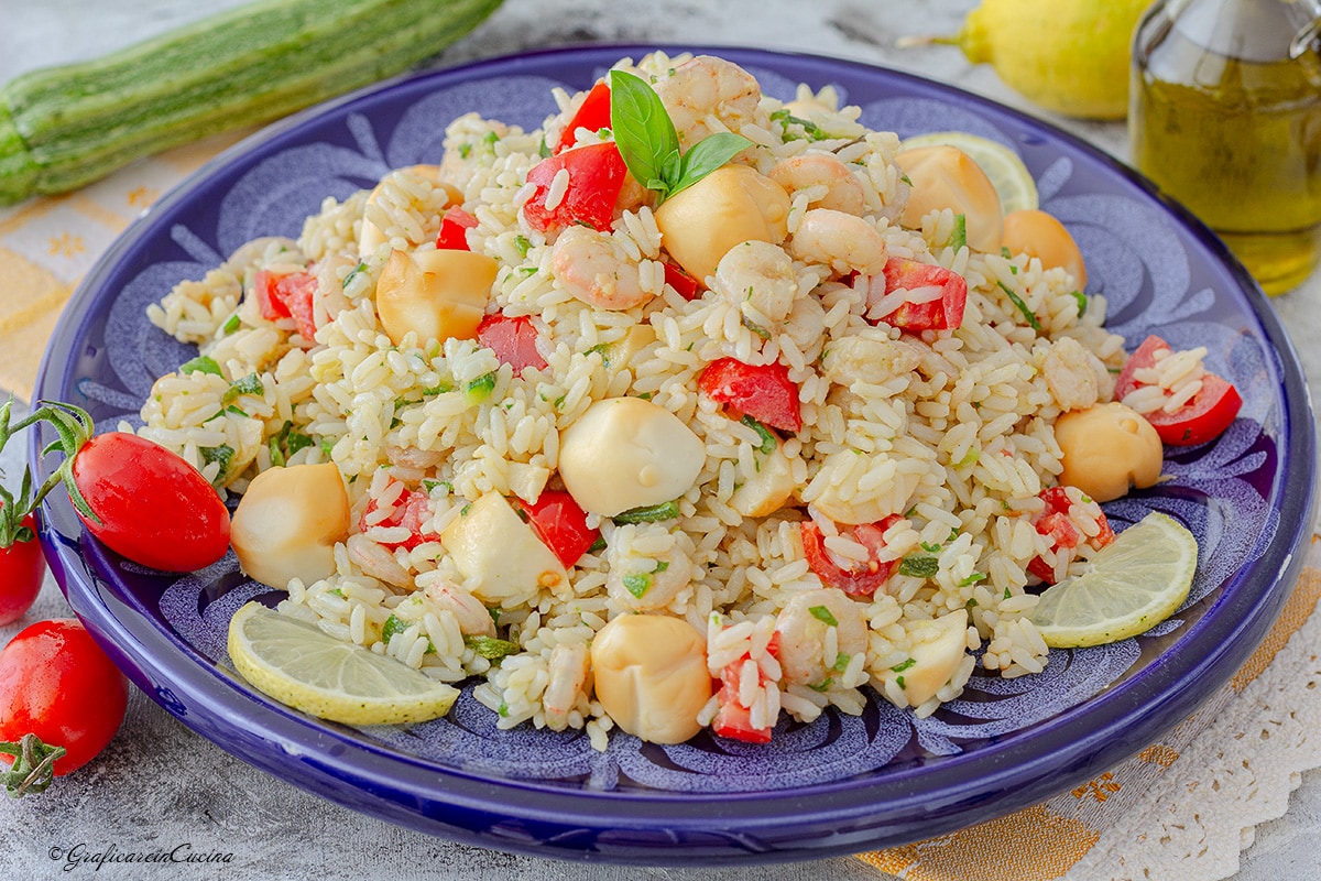Insalata di riso con gamberetti zucchine scamorza e pomodorini