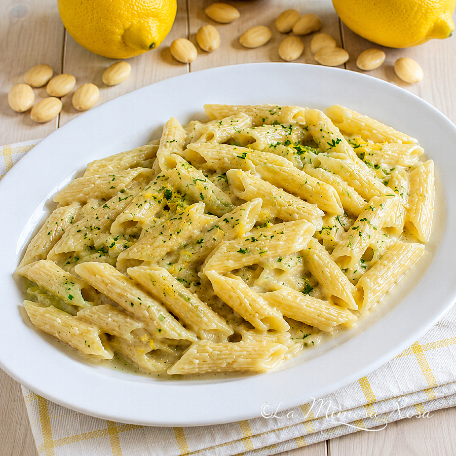 Pasta con pesto di mandorle e limone