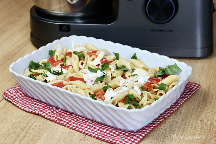 Pasta fredda con peperoni e burrata