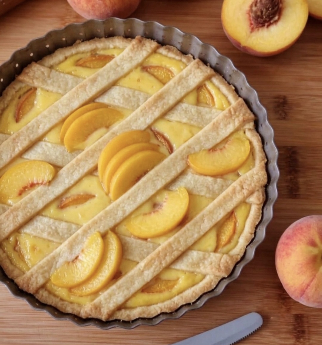 Crostata con pesche e crema pasticcera 