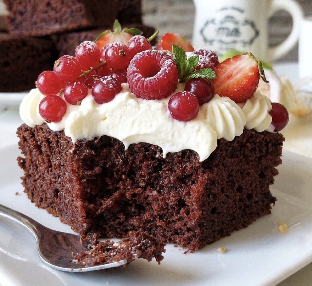 Torta delizia di cioccolato con panna