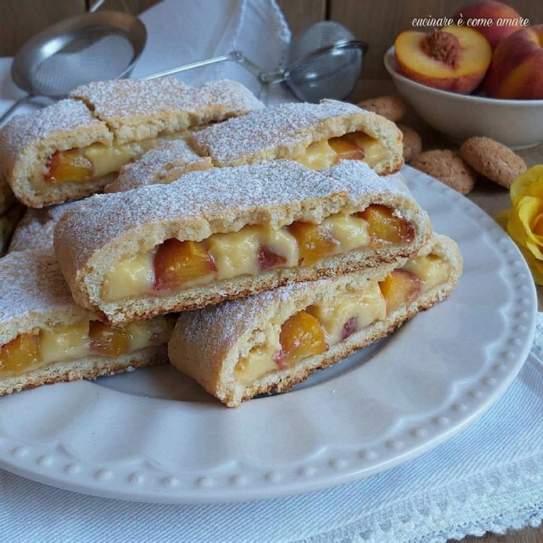 Biscotti arrotolati con crema e pesche 