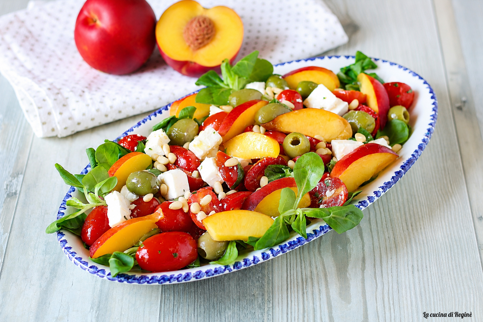 Insalata pesche feta e pomodorini