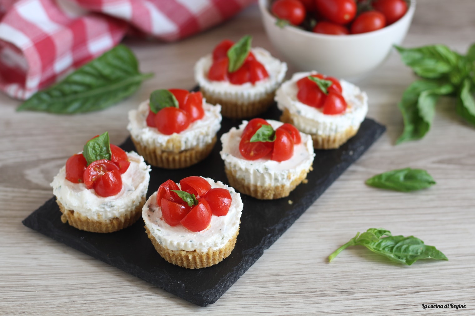 Mini cheesecake salate capresi