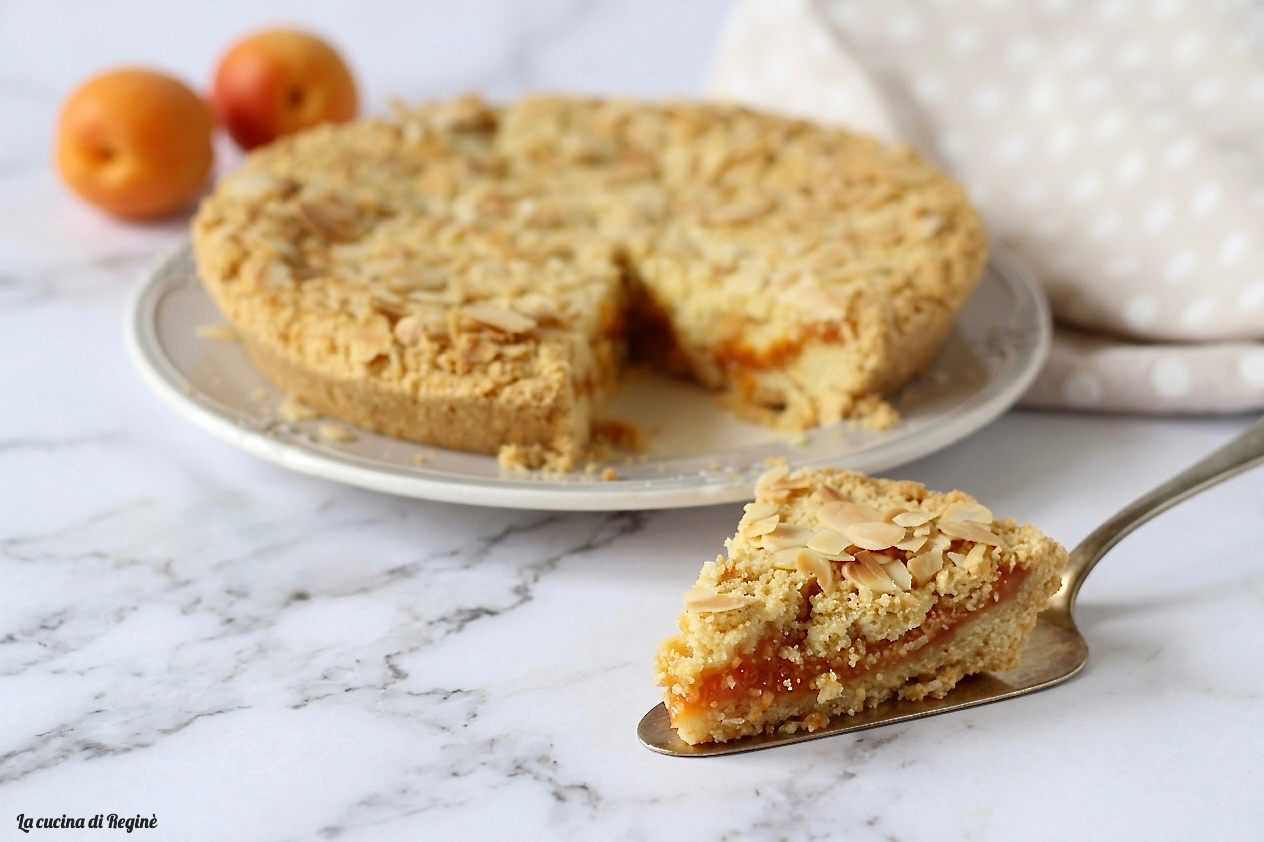 Sbriciolata con albicocche fresche