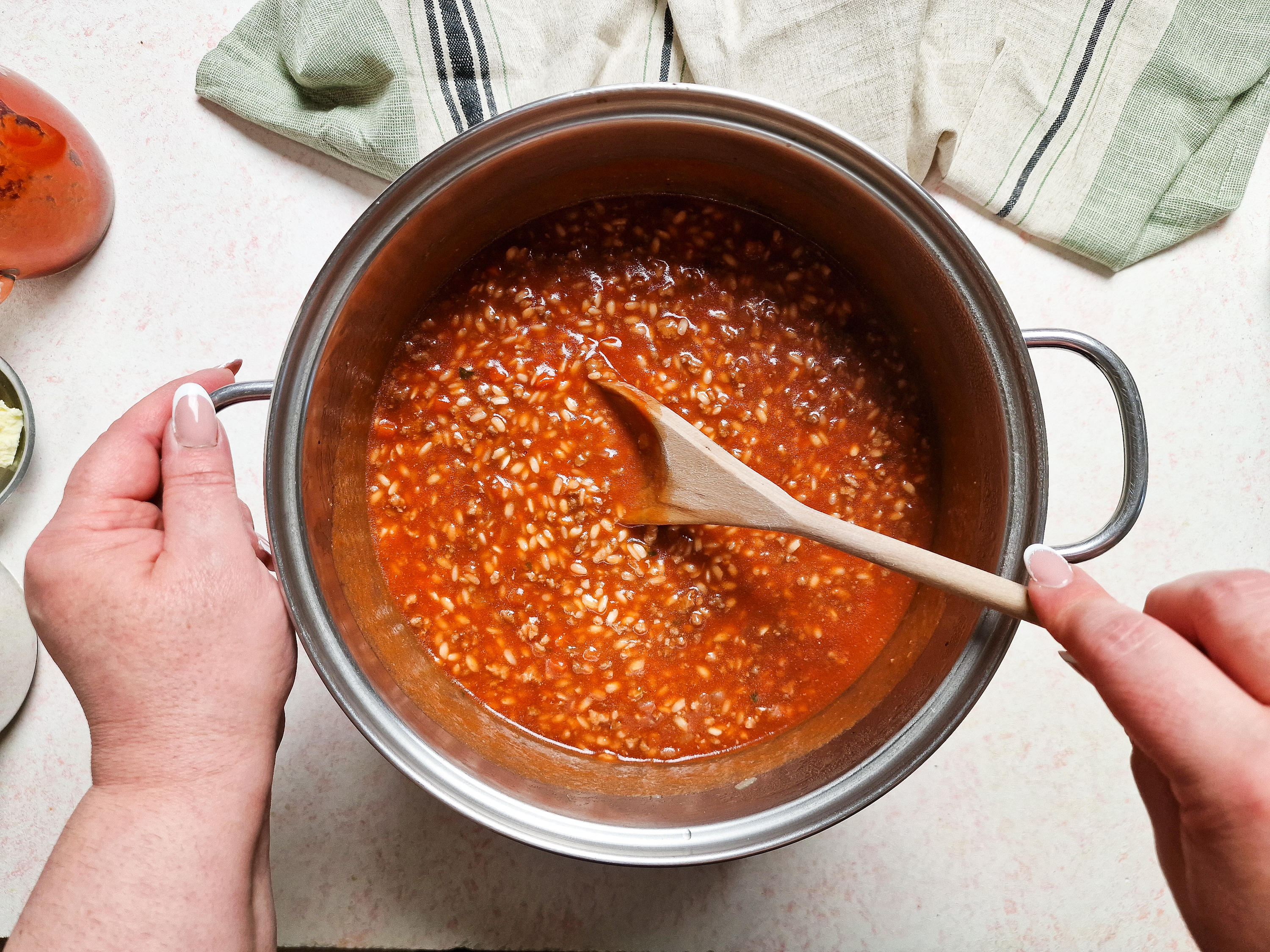 cosa fare se il ragu e troppo liquido Questo trucchetto non l’ho imparato online., Me lo ha insegnato mia nonna,  in cucina😍, Quando il ragù è quasi pronto,, aggiungo un pezzettino di  cioccolato fondente., Non si sente nel gusto,, ma