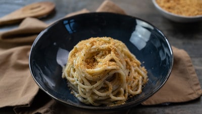 Spaghetti con acciughe, mollica e capperi