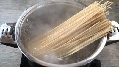 Spaghetti con acciughe, deliziosi con mollica e capperi