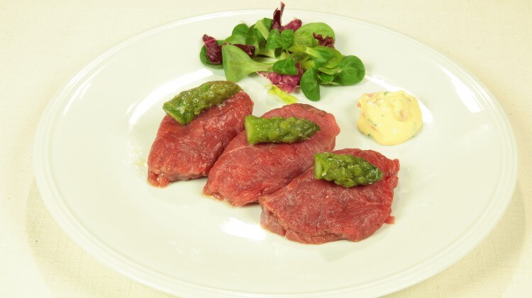 Filetto di manzo crudo ripieno di asparagi caldi